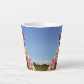 Giraffe in funkelnd-rosa Hut Milchtasse (Vorderseite)