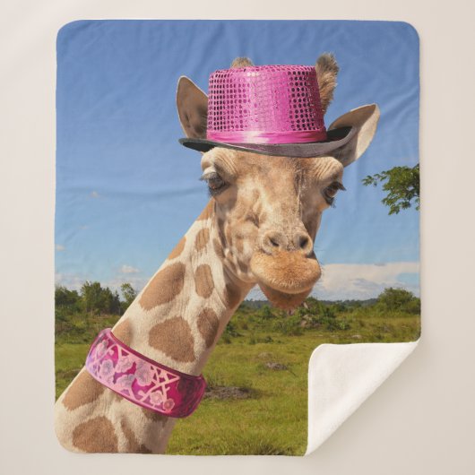 Giraffe in funkelnd-rosa Hut Sherpadecke (Vorderseite)