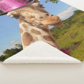 Giraffe in funkelnd-rosa Hut Sherpadecke (3/4)