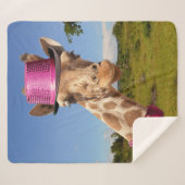Giraffe in funkelnd-rosa Hut Sherpadecke (Vorderseite (Horizontal))