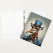 Giraffe in Tophut und Jacke Planer (Anzeige)