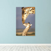 Giraffe Kissing Baby Giraffe Leinwanddruck (Insitu (Holzboden))