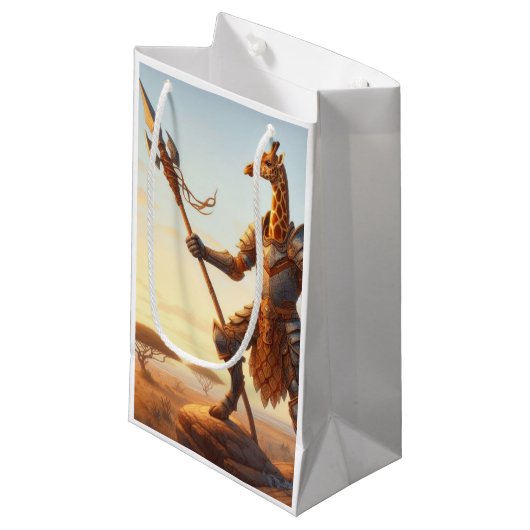 Giraffe-Krieger Kleine Geschenktüte (Vorderseite Schrägansicht)