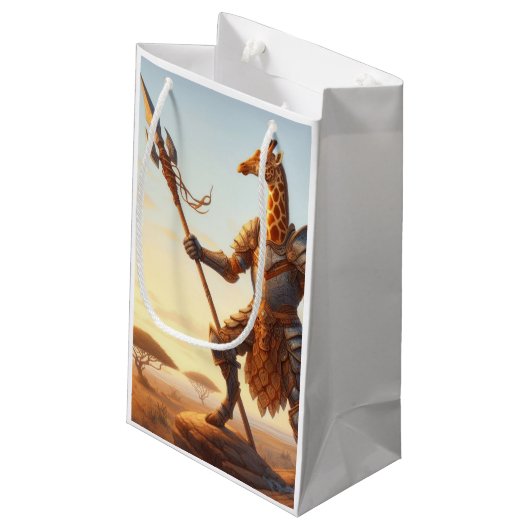 Giraffe-Krieger Kleine Geschenktüte (Rückseite Schrägansicht)