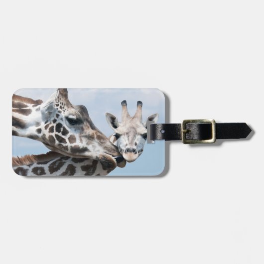 Giraffe küsst ihr Kalb Gepäckanhänger (Vorderseite horizontal)