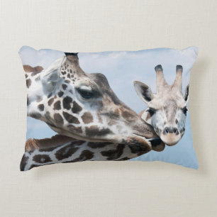 Giraffe küsst ihr Kalb Zierkissen