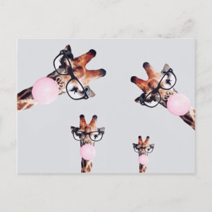 GIRAFFE MIT BRILLE BLÄST EINEN ROSA KAUGUMMIBUBBLE EINLADUNGSPOSTKARTE
