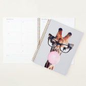 Giraffe mit Brille bläst rosa Kaugummi Planer (Anzeige)