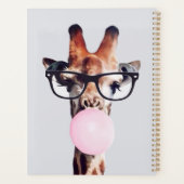 Giraffe mit Brille bläst rosa Kaugummi Planer (Rückseite)