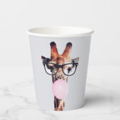 Giraffe mit Brille, die ein rosa Kaugummi bläst Pappbecher (Rückseite)