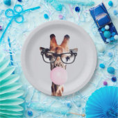 Giraffe mit Brille, die ein rosa Kaugummi bläst Pappteller (Party)