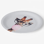 Giraffe mit Brille, die ein rosa Kaugummi bläst Pappteller (Schrägansicht)