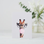 Giraffe mit Brille, die ein rosa Kaugummi bläst Postkarte (Stehend Vorderseite)