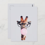 Giraffe mit Brille, die ein rosa Kaugummi bläst Postkarte (Vorne/Hinten)