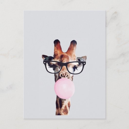 Giraffe mit Brille, die ein rosa Kaugummi bläst Postkarte (Vorderseite)