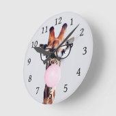 Giraffe mit Brille, die ein rosa Kaugummi bläst Runde Wanduhr (Winkel)