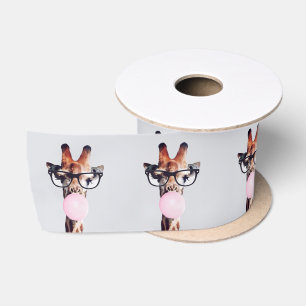 Giraffe mit Brille, die ein rosa Kaugummi bläst Satinband