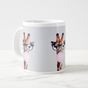 Giraffe mit Brille, die rosa Kaugummi blasen Jumbo-Tasse
