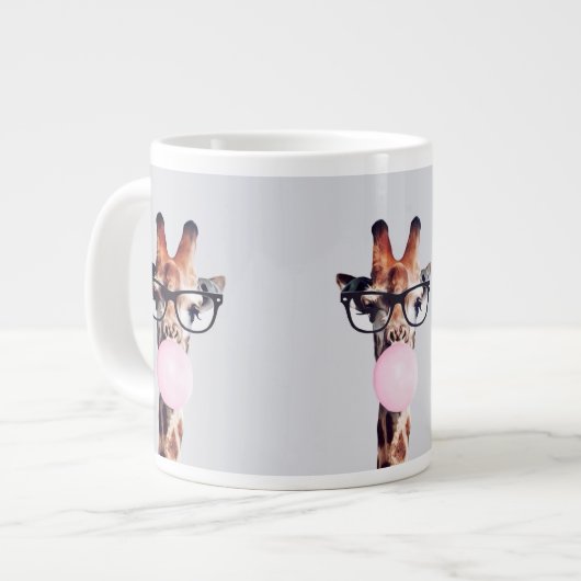 Giraffe mit Brille, die rosa Kaugummi blasen Jumbo-Tasse (Vorderseite Links)