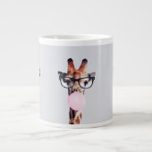 Giraffe mit Brille, die rosa Kaugummi blasen Jumbo-Tasse (Vorderseite)