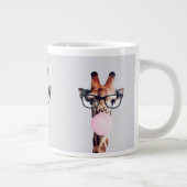Giraffe mit Brille, die rosa Kaugummi blasen Jumbo-Tasse (Rechts)