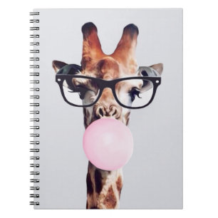 Giraffe mit Brille, die rosa Kaugummi blasen Notizblock
