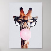 Giraffe mit Brille, die rosa Kaugummi blasen Poster (Vorne)
