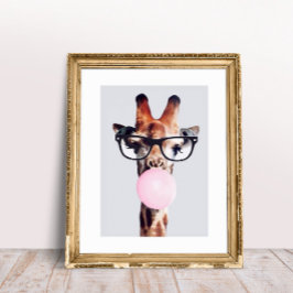 Giraffe mit Brille, die rosa Kaugummi blasen Poster