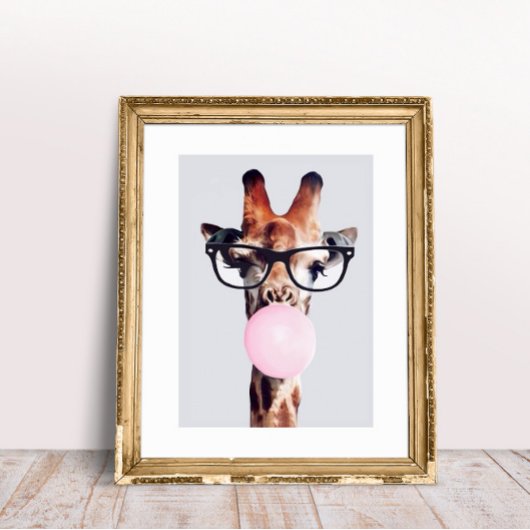 Giraffe mit Brille, die rosa Kaugummi blasen Poster