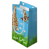 Giraffe mit Brille im Gras Kleine Geschenktüte (Vorderseite Schrägansicht)