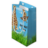 Giraffe mit Brille im Gras Kleine Geschenktüte (Vorderseite Schrägansicht)