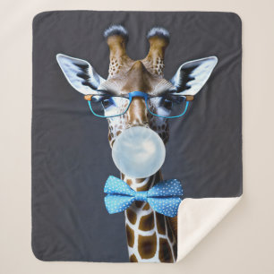 Giraffe mit Brille, Krawatte mit Bugs, blauer Kaug Sherpadecke