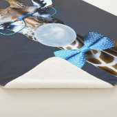 Giraffe mit Brille, Krawatte mit Bugs, blauer Kaug Sherpadecke (3/4)