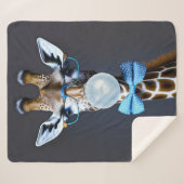 Giraffe mit Brille, Krawatte mit Bugs, blauer Kaug Sherpadecke (Vorderseite (Horizontal))