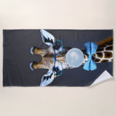 Giraffe mit Brille, Krawatte mit Bugs, blauer Kaug Strandtuch (Vorderseite)