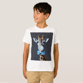 Giraffe mit Brille, Krawatte mit Bugs, blauer Kaug T-Shirt (Vorne ganz)