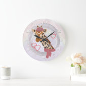 Giraffe mit Brille und roter Bettdecke Große Wanduhr (Zuhause)