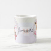 Giraffe mit Brille und roter Bettdecke. Kaffeetasse (Mittel)