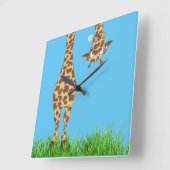 Giraffe mit Daisy auf blau Quadratische Wanduhr (Winkel)