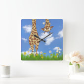 Giraffe mit Daisy auf Sky Quadratische Wanduhr (Zuhause)