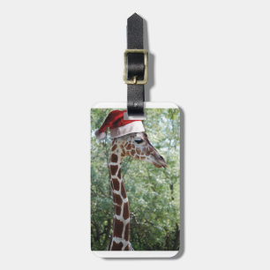 Giraffe mit einem Weihnachtshut auf Gepäckanhänger