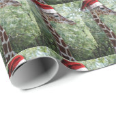 Giraffe mit einem Weihnachtshut Geschenkpapier (Rolleneckpunkt)