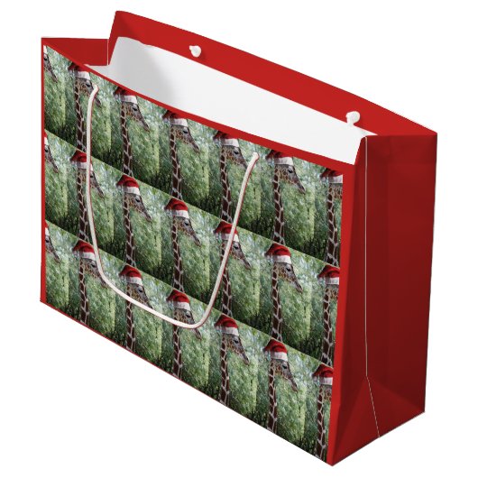 Giraffe mit einem Weihnachtshut Große Geschenktüte (Vorderseite Schrägansicht)