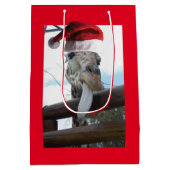 Giraffe mit einem Weihnachtshut zu Weihnachten Mittlere Geschenktüte (Rückseite)