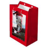 Giraffe mit einem Weihnachtshut zu Weihnachten Mittlere Geschenktüte (Rückseite Schrägansicht)