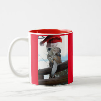 Giraffe mit einem Weihnachtshut zu Weihnachten Zweifarbige Tasse