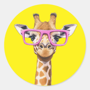 Giraffe mit rosafarbener Brille Gelber Backgrad. A Runder Aufkleber