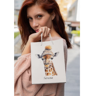 Giraffe mit Wintermütze individuell anpassbar Mittlere Geschenktüte