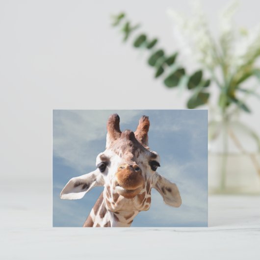 Giraffe Nah mit Blue Sky Postkarte (Stehend Vorderseite)