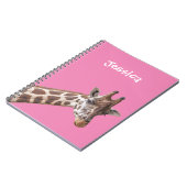 Giraffe Portrait auf Pink Girl Name Notizblock (Linke Seite)